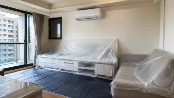 台灣住宅冷氣清洗前，家具與地板完成防護的居家情境示意